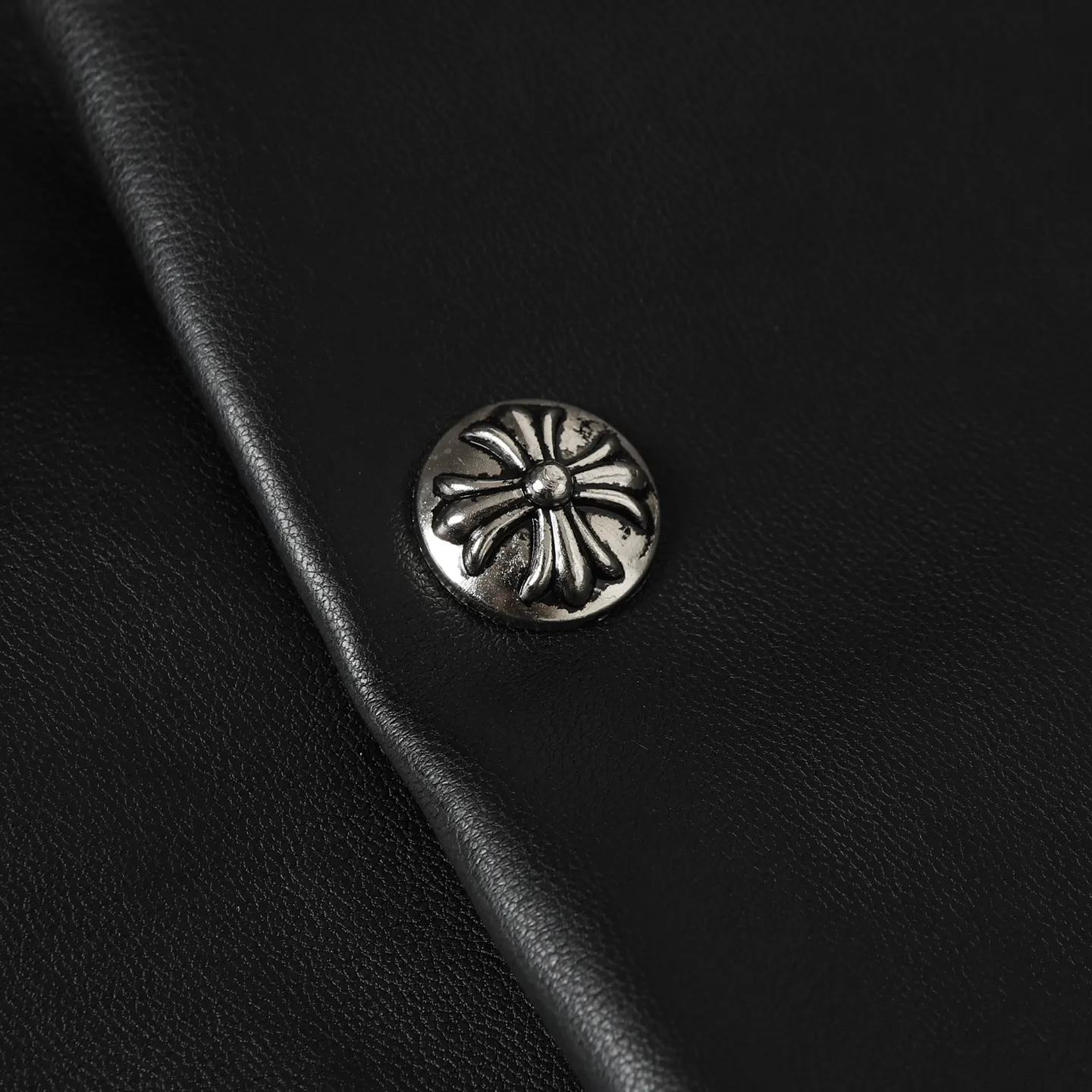 P540 Chrome Heart*/Chrome Heart Hardware Cross Leather Snap Button Jacket Originally purchased for 84,300, the fabric is made of black pebbled two-layer cowhide, customized silk jacquard logo lining, embroidery is processed by TAJIMA machine, patch embroidery technology, imported template machine shape on the back, customized genuine leather trademark, customized genuine leather size, customized 5.8cm metal logo mark, customized 18mm four-button buckle, customized 18mm two-button button, a full set of three-label accessories, exclusively produced.  Size：S/M/L/XL